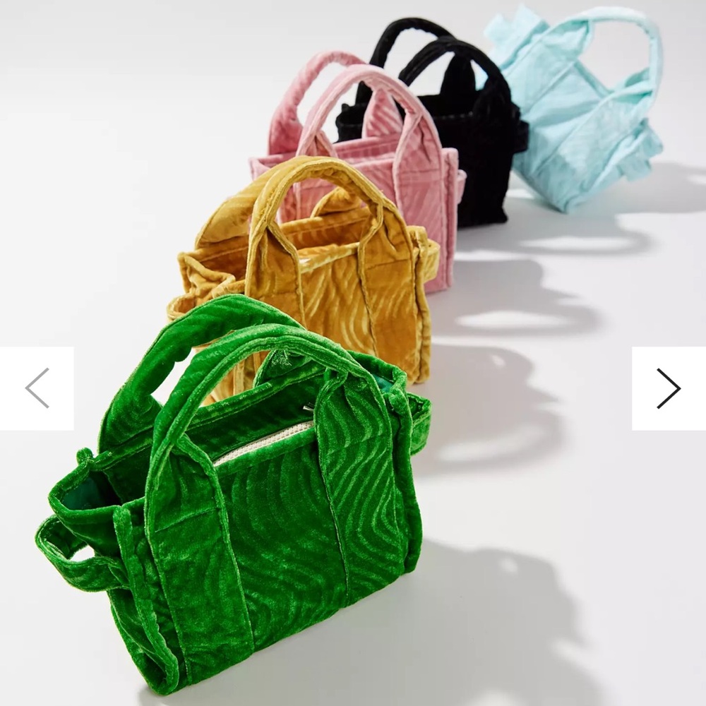 URBAN OUTFITTERS WAVY VELVET MINI TOTE BAG!
BRAND NEW!